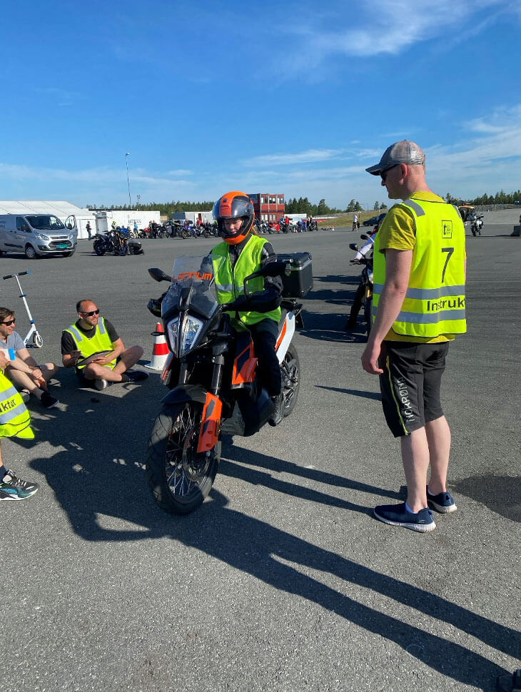 Ane Lønnum får lydsjekket sin motorsykkel før kjøring. Maks grensen er 100db.